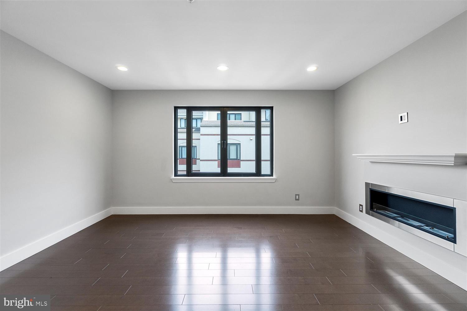 HENDERSON'S WHARF - Residential