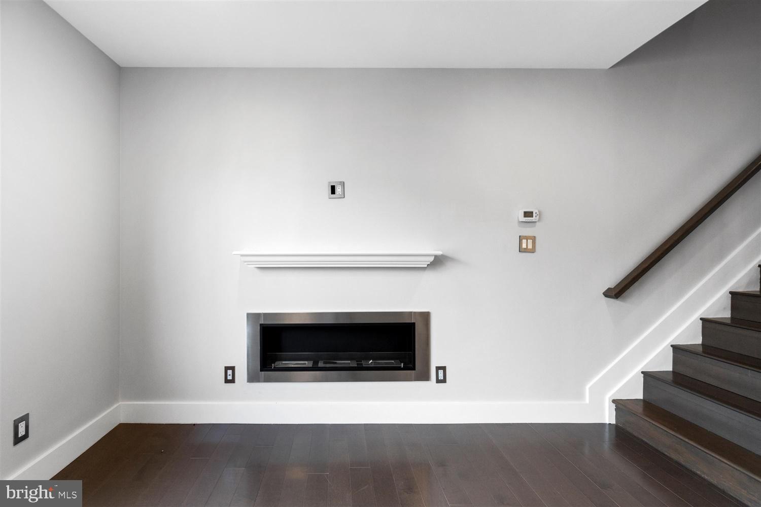 HENDERSON'S WHARF - Residential