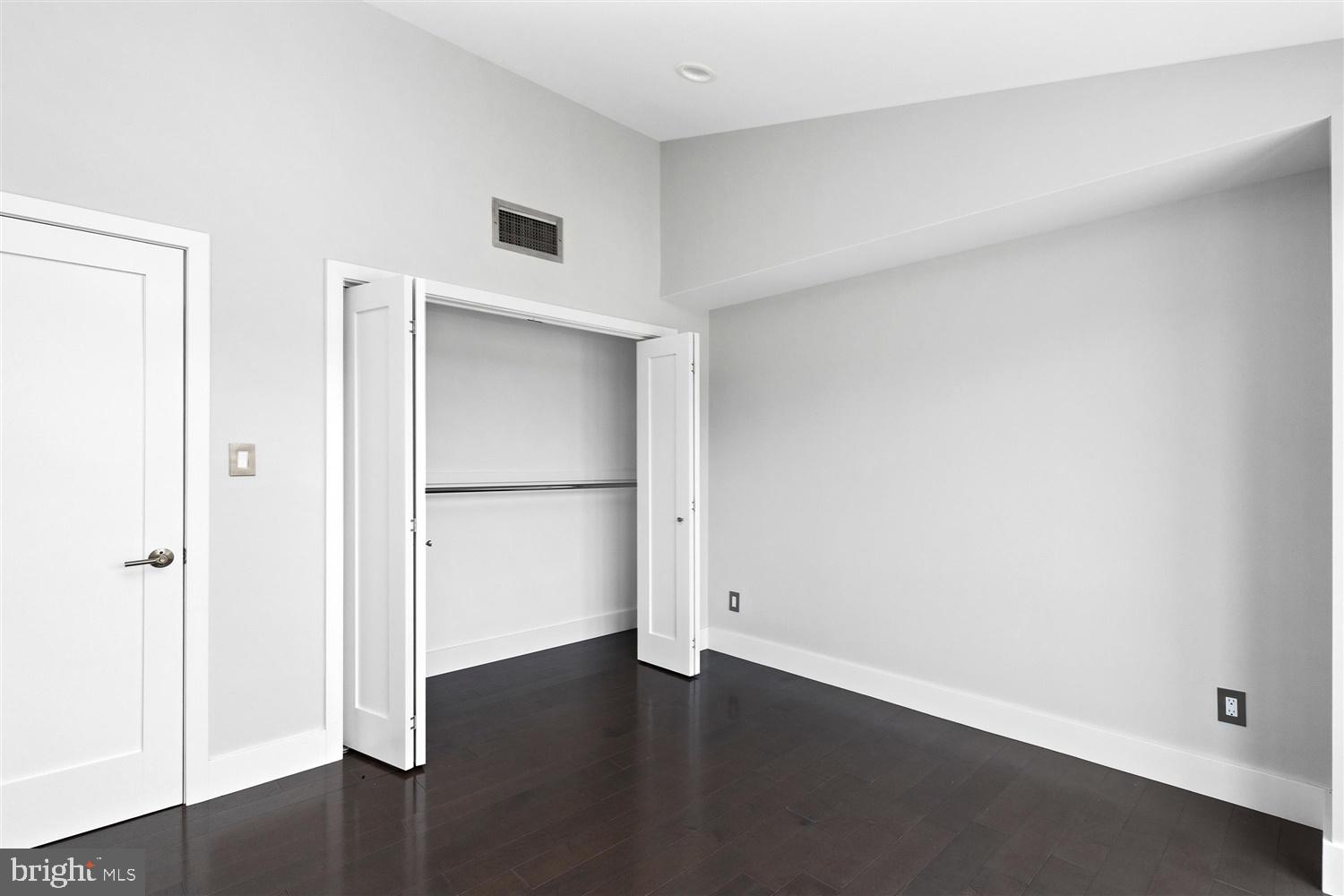 HENDERSON'S WHARF - Residential