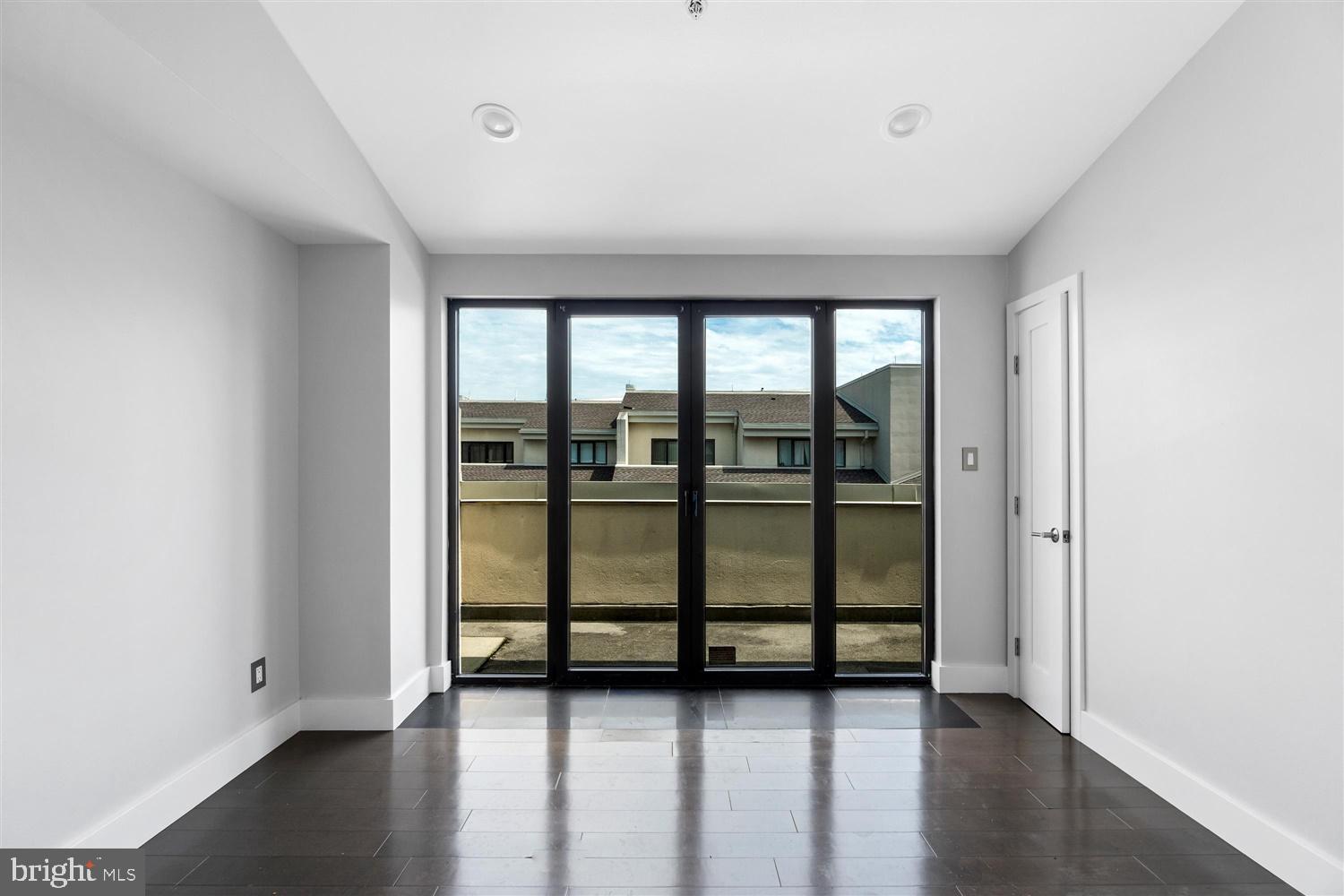 HENDERSON'S WHARF - Residential