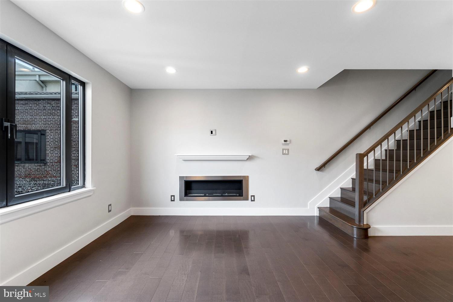 HENDERSON'S WHARF - Residential