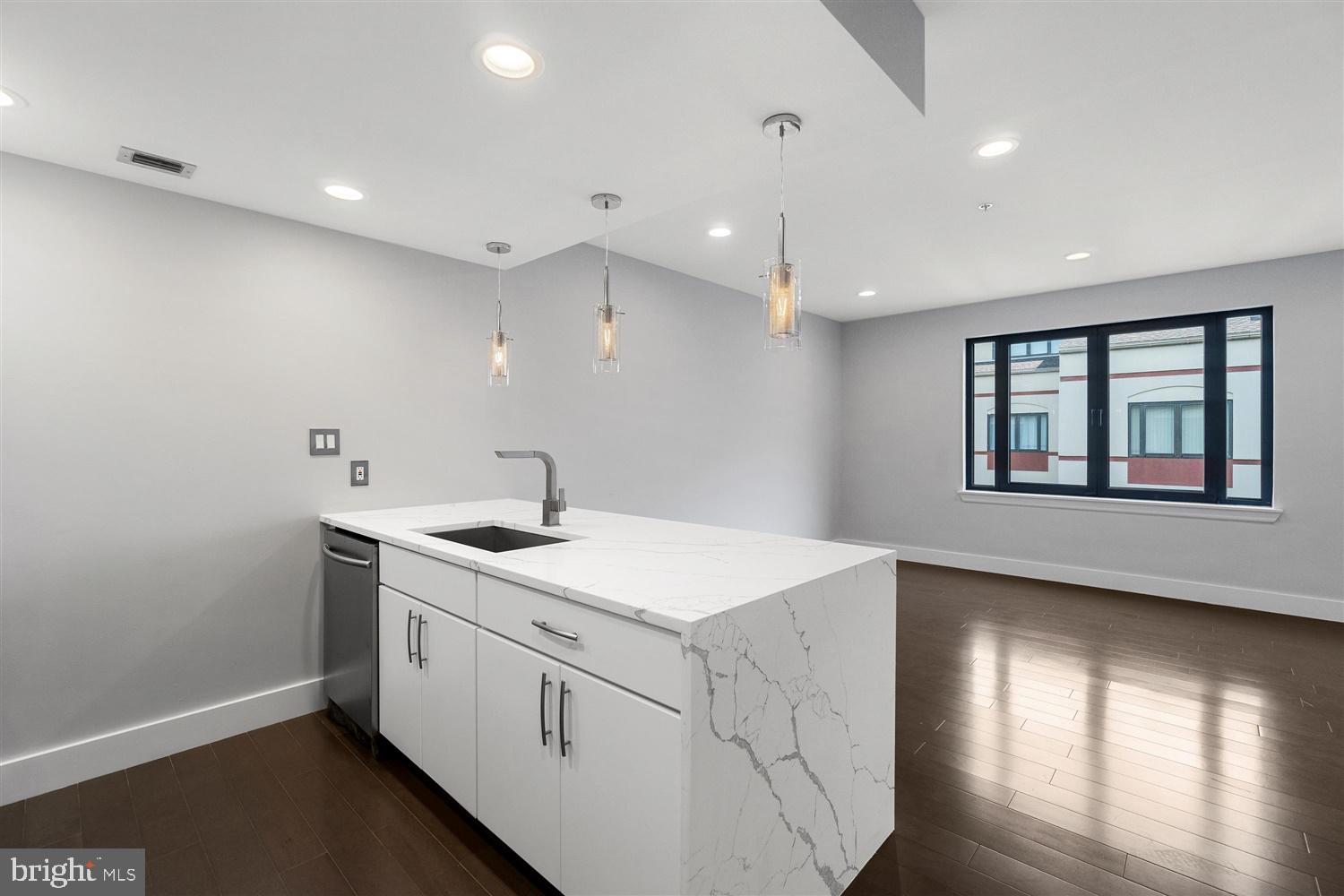 HENDERSON'S WHARF - Residential