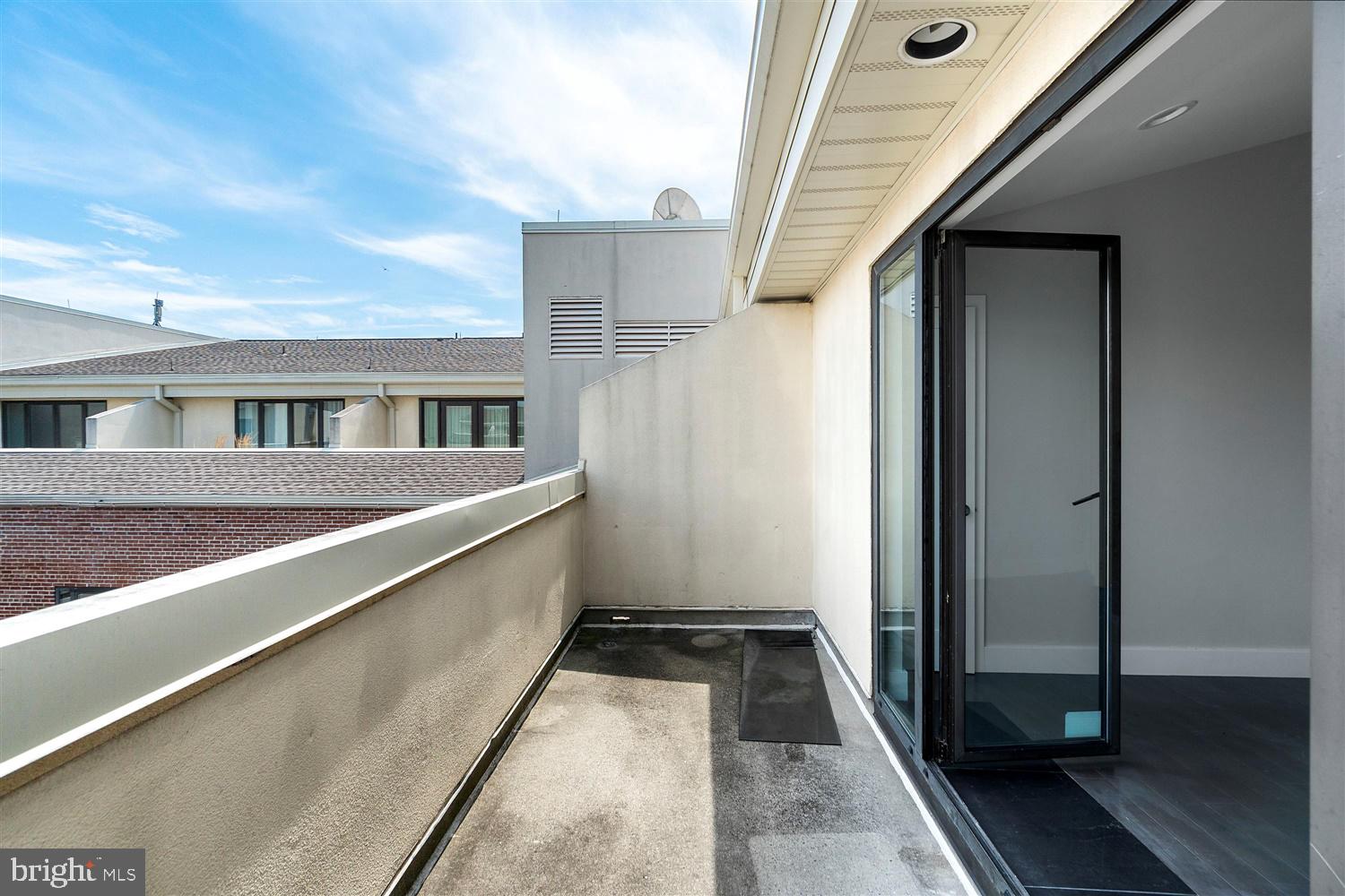 HENDERSON'S WHARF - Residential