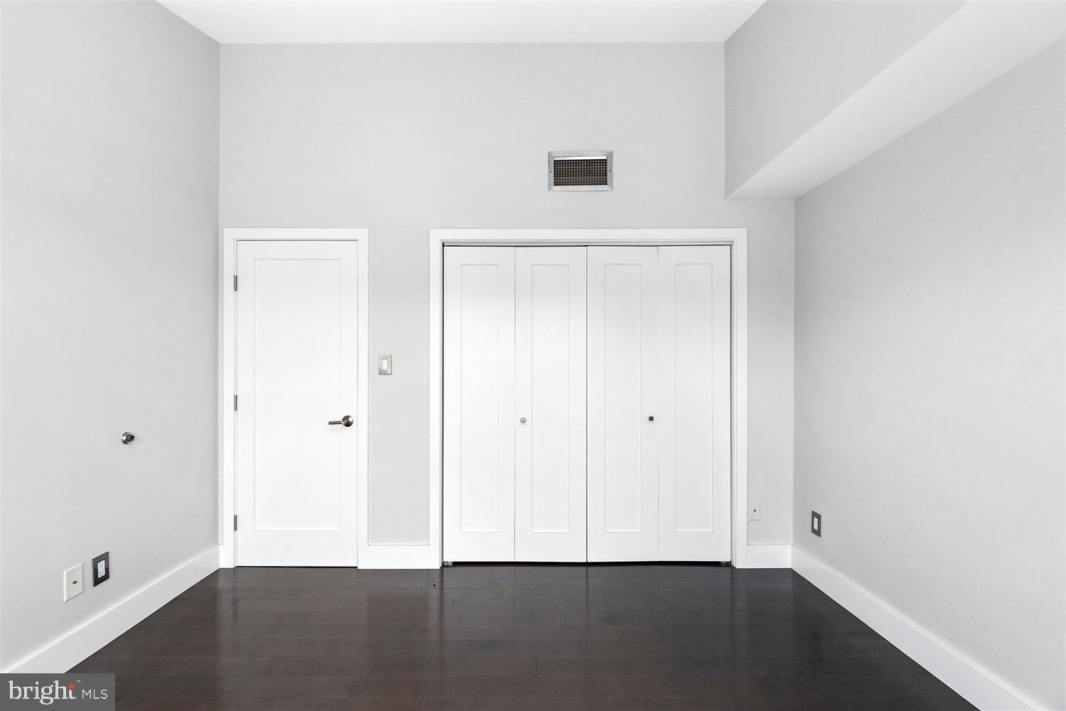 HENDERSON'S WHARF - Residential