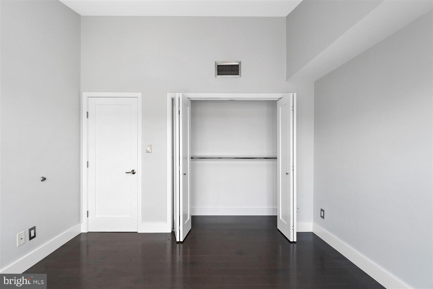 HENDERSON'S WHARF - Residential