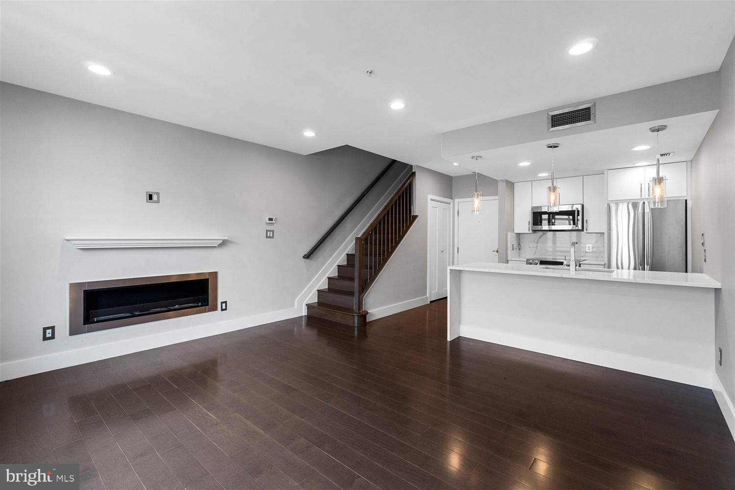 HENDERSON'S WHARF - Residential