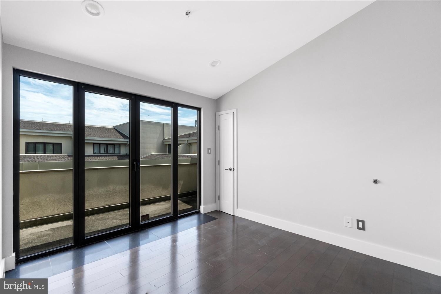 HENDERSON'S WHARF - Residential