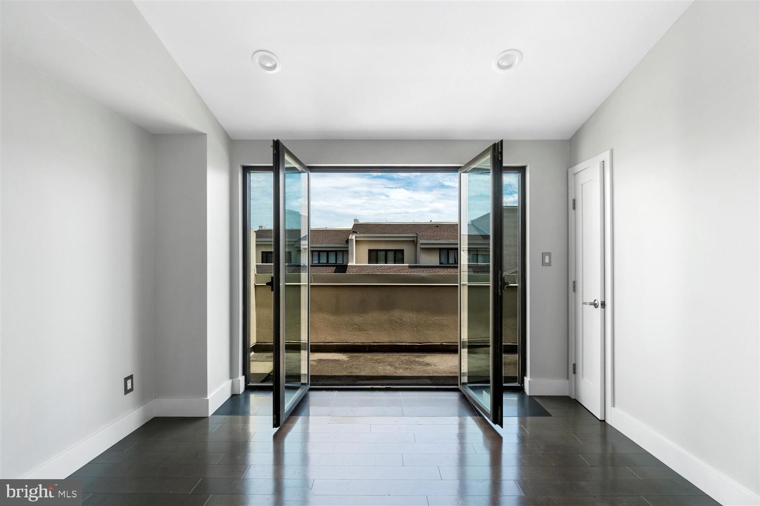 HENDERSON'S WHARF - Residential