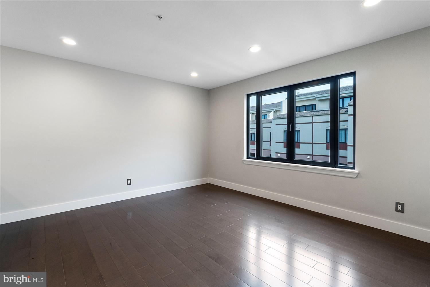 HENDERSON'S WHARF - Residential