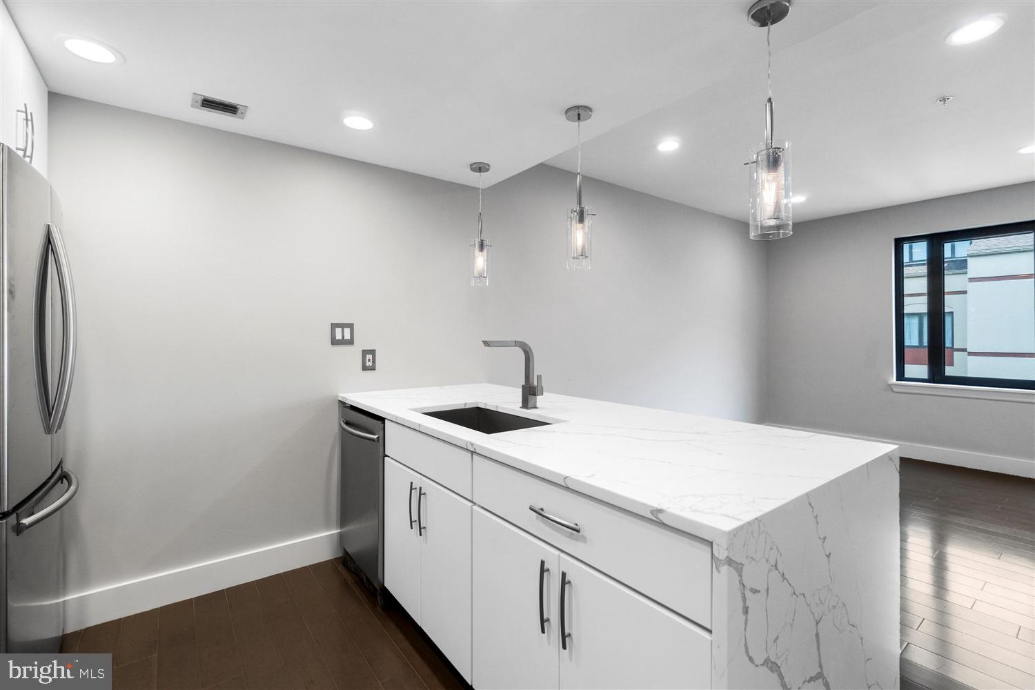 HENDERSON'S WHARF - Residential