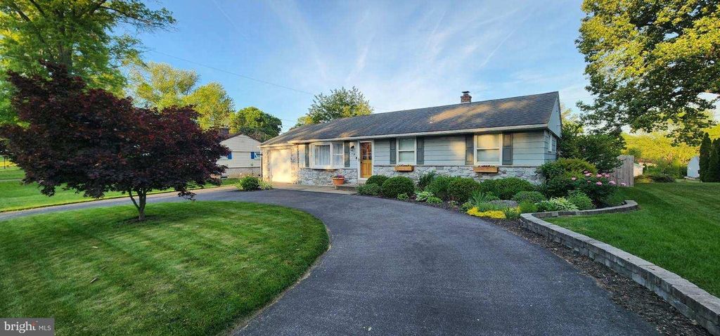 Photo of 714 Darby Lane, Lancaster, PA 17601 (MLS # PALA2051746)