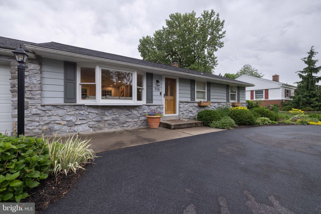 Photo of 714 Darby Lane, Lancaster, PA 17601 (MLS # PALA2051746)