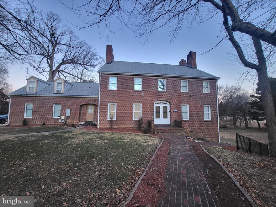 Nice 1 BR/1BA basement apartment located on National Golf Course on a quiet cul-de-sac. Ideal for 1 person or a couple with a full kitchen, an open-concept living/dining area, plenty of closet space, and a spacious separate bedroom. Unit has dedicated parking, and a separate entrance in rear of property. Quiet, secluded, and clean. Bring your rental clients today!