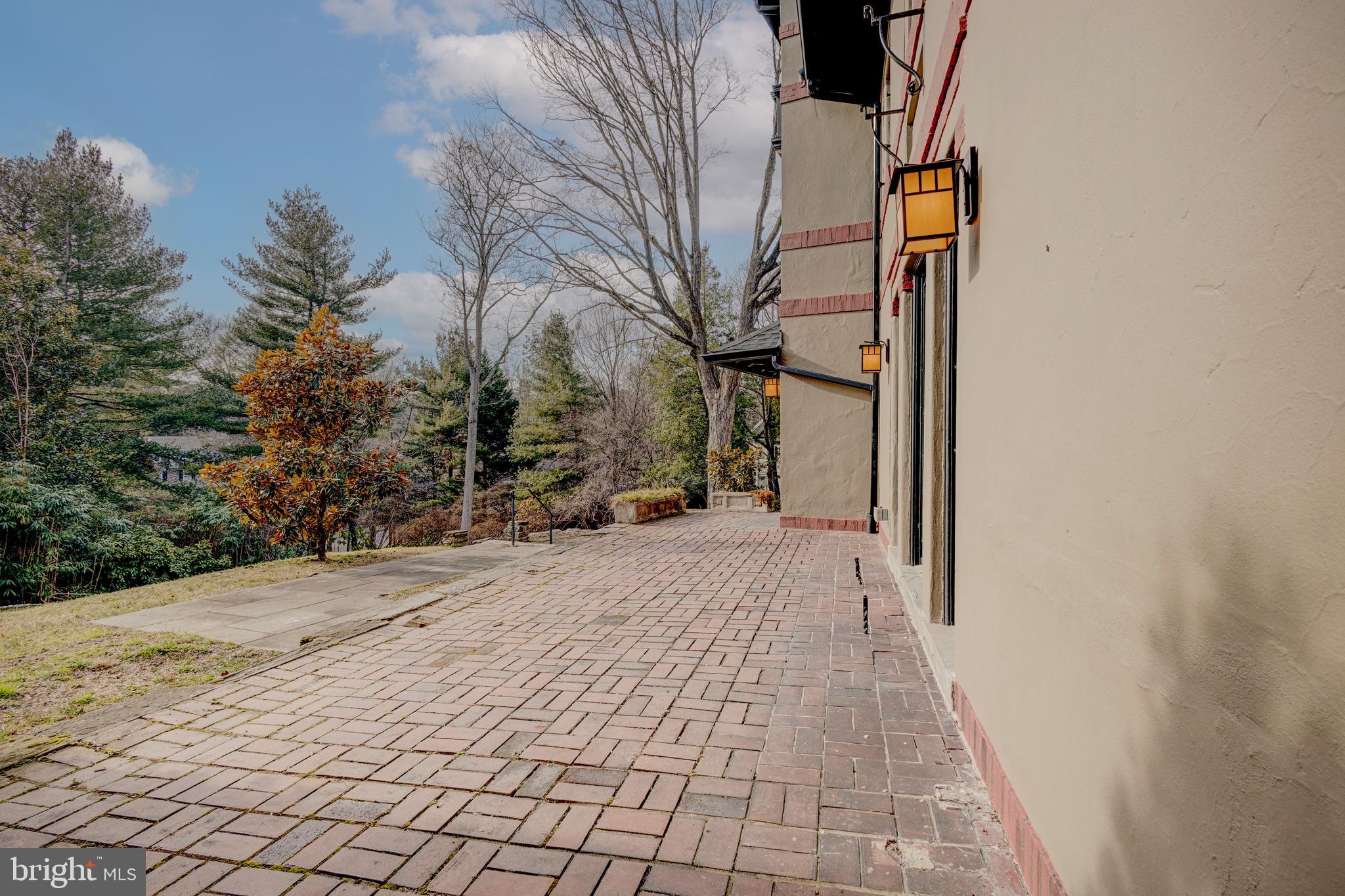 CHESTNUT HILL - Residential