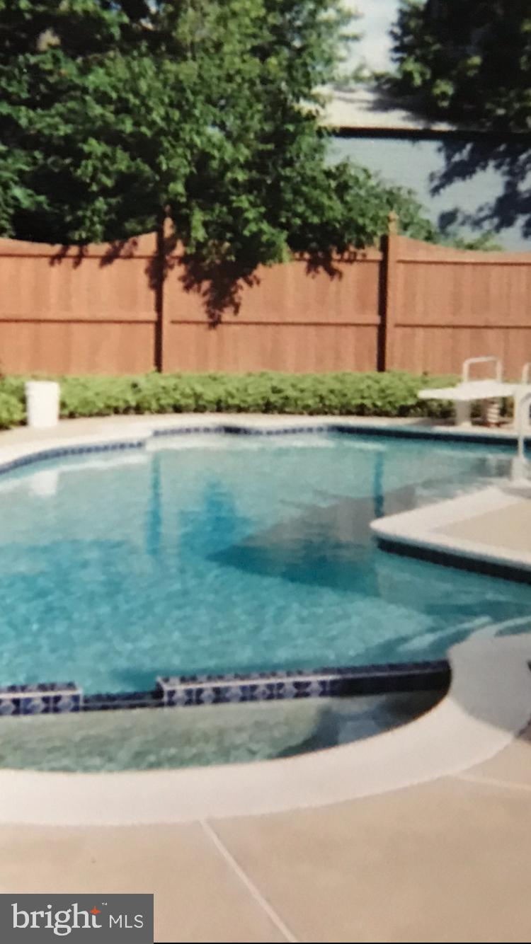 527 NEL DRIVE