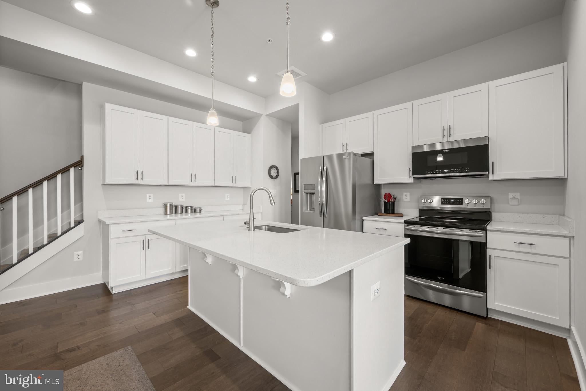 2812 TOWN VIEW CIRCLE