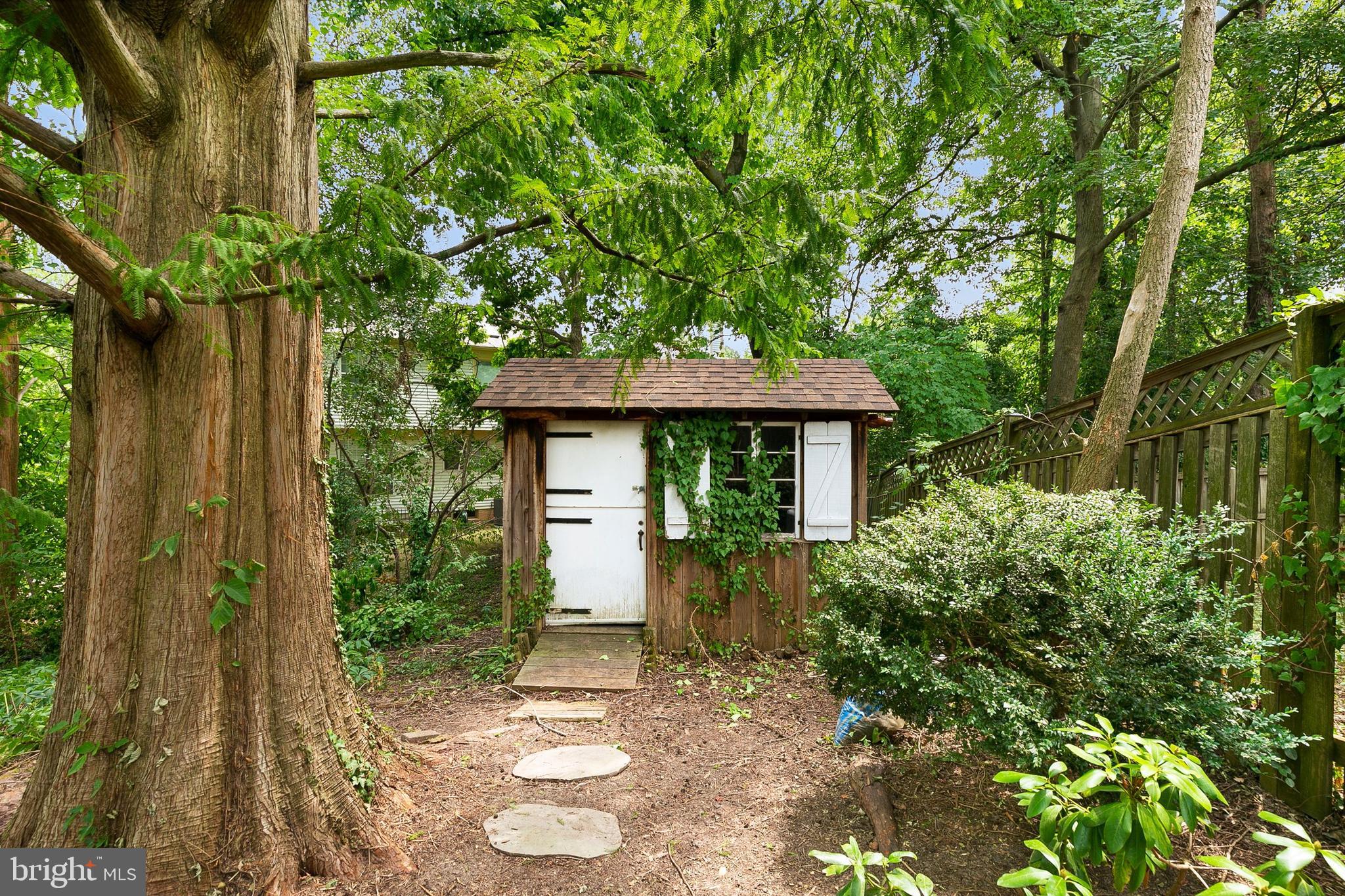 WHITE OAK MANOR - Residential