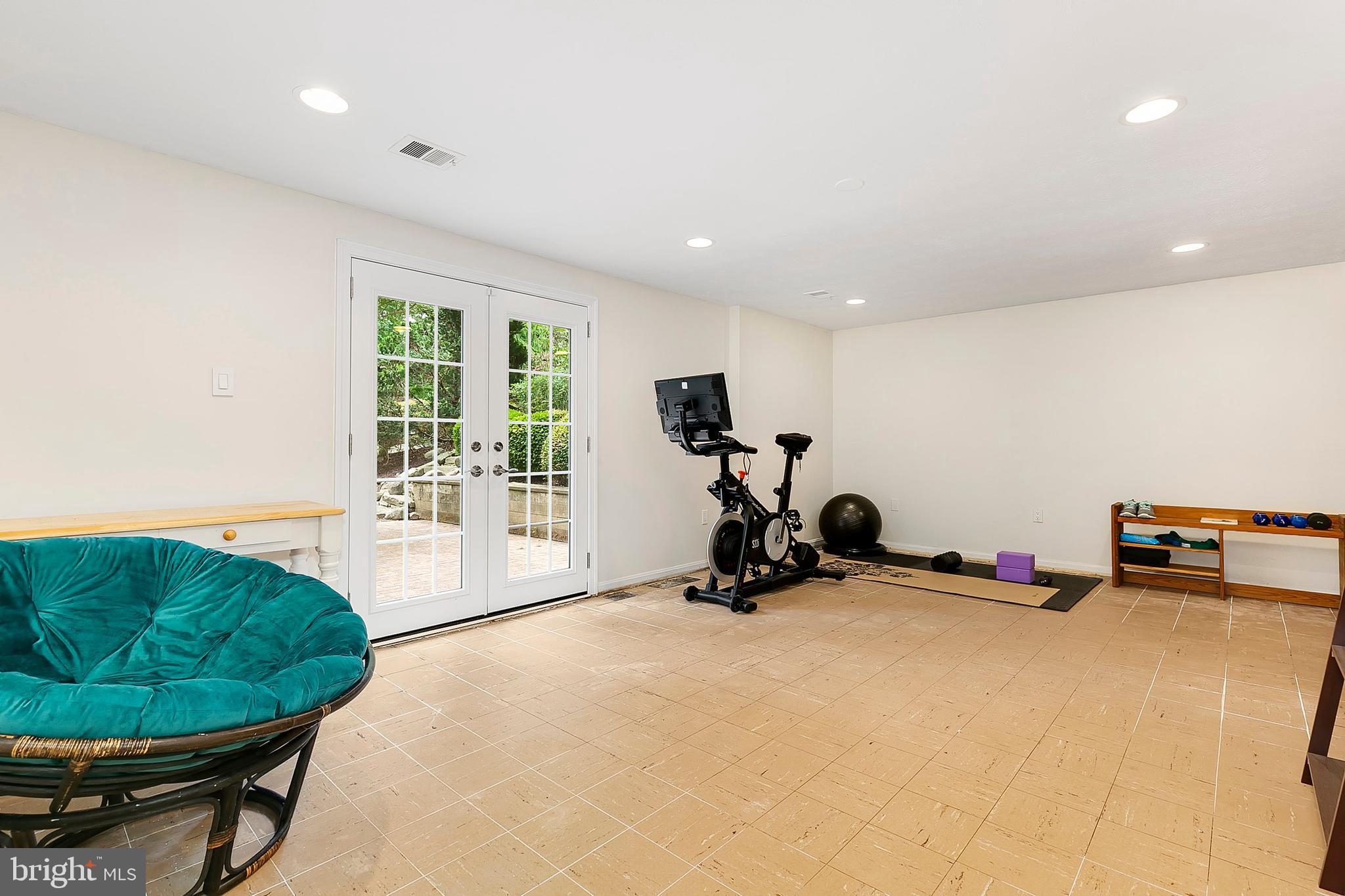 WHITE OAK MANOR - Residential