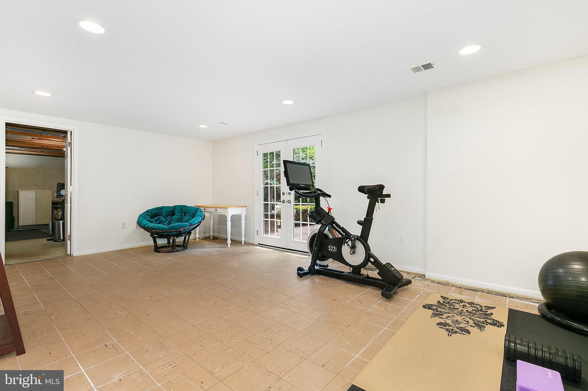 WHITE OAK MANOR - Residential