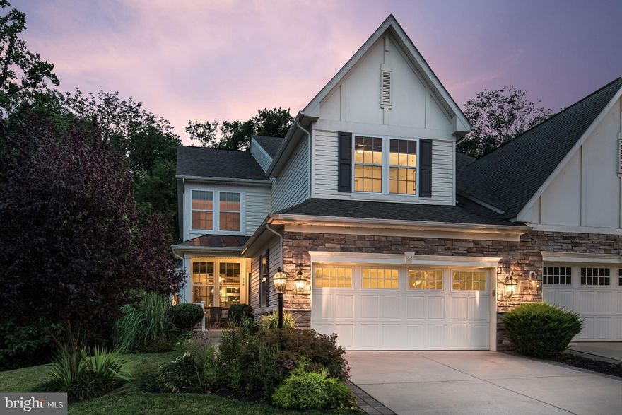 STUNNING END OF GROUP VILLA..ACCENTED W/NATURAL LIGHT FEATURES 4000+ SQFT OF OPEN LIVIN SPACE. GOURMET KITCHEN W/GRANITE COUNTERS AND SS APPLIANCES. MAIN LEVEL MASTR SUITE W/PRVT BALCONY ENTRANCE AND ELEGANT BATH. INVITING FAMROOM W/ GAS FIREPLACE. LWRLVL IDEAL FOR ENTERTAINING WITH ADDITIONAL LIVING AREA, FULL BATH AND XTRA STORAGE. OUTDOORLIVIN W/ SPACIOUS DECK, PATIO AND BEAUTIFUL WOODED VIEWS.