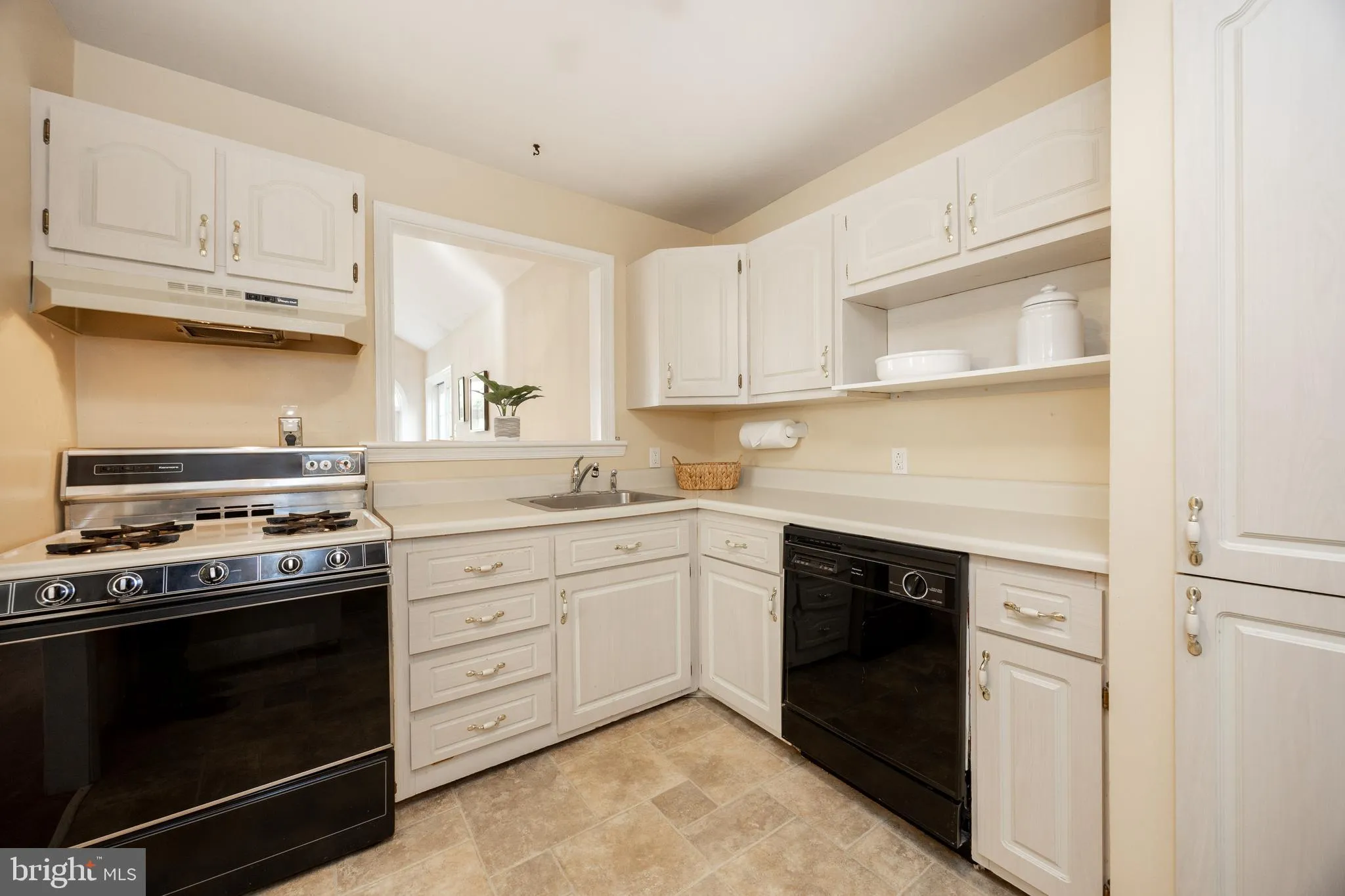 Phoenixville, Pennsylvania 19460, United States, 3 Bedrooms Bedrooms, ,2 BathroomsBathrooms,Residential,Pending,129047