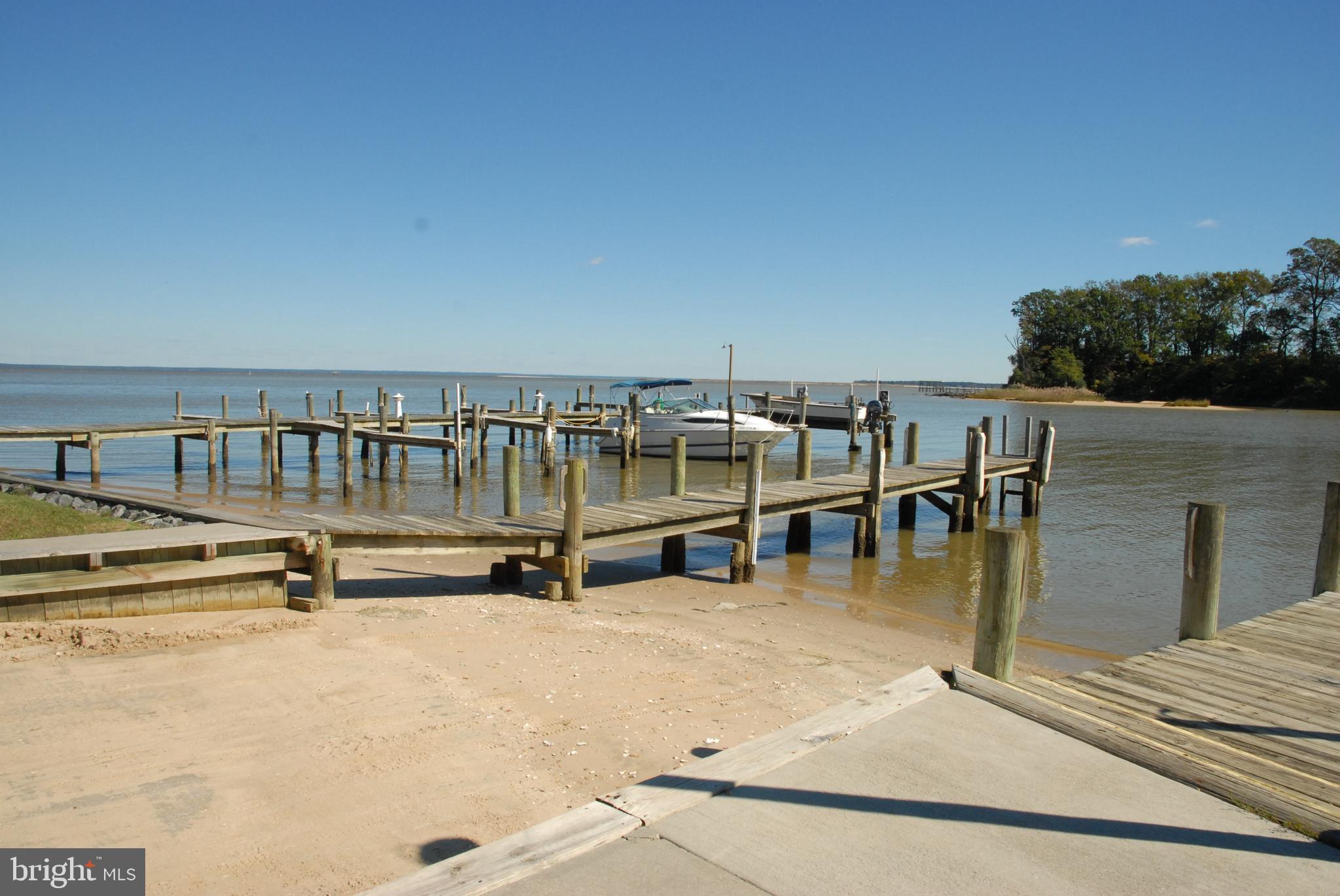 STRATFORD HARBOUR - Land