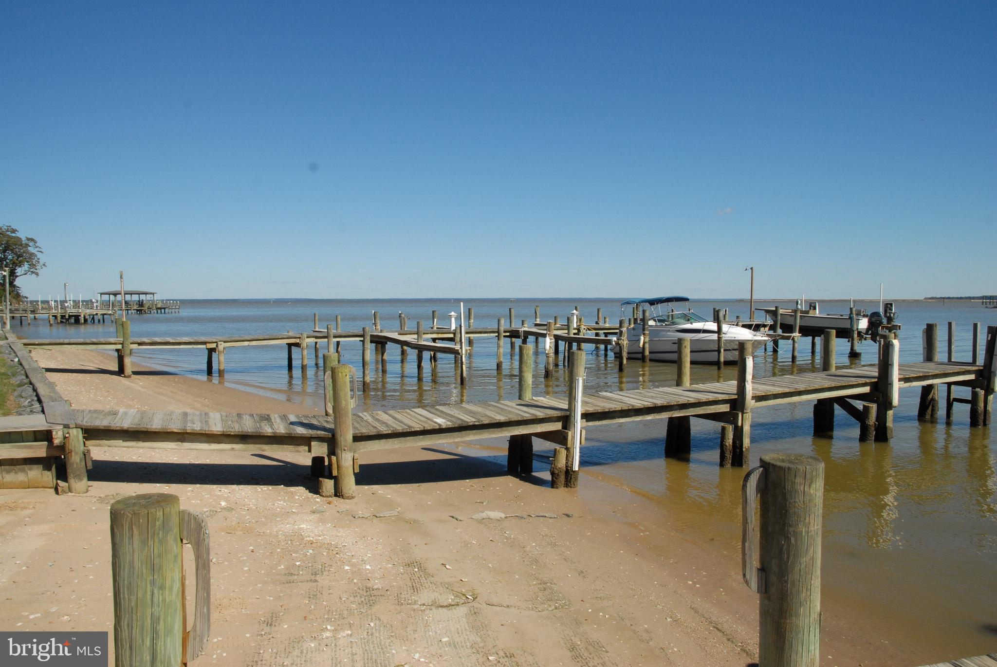 STRATFORD HARBOUR - Land