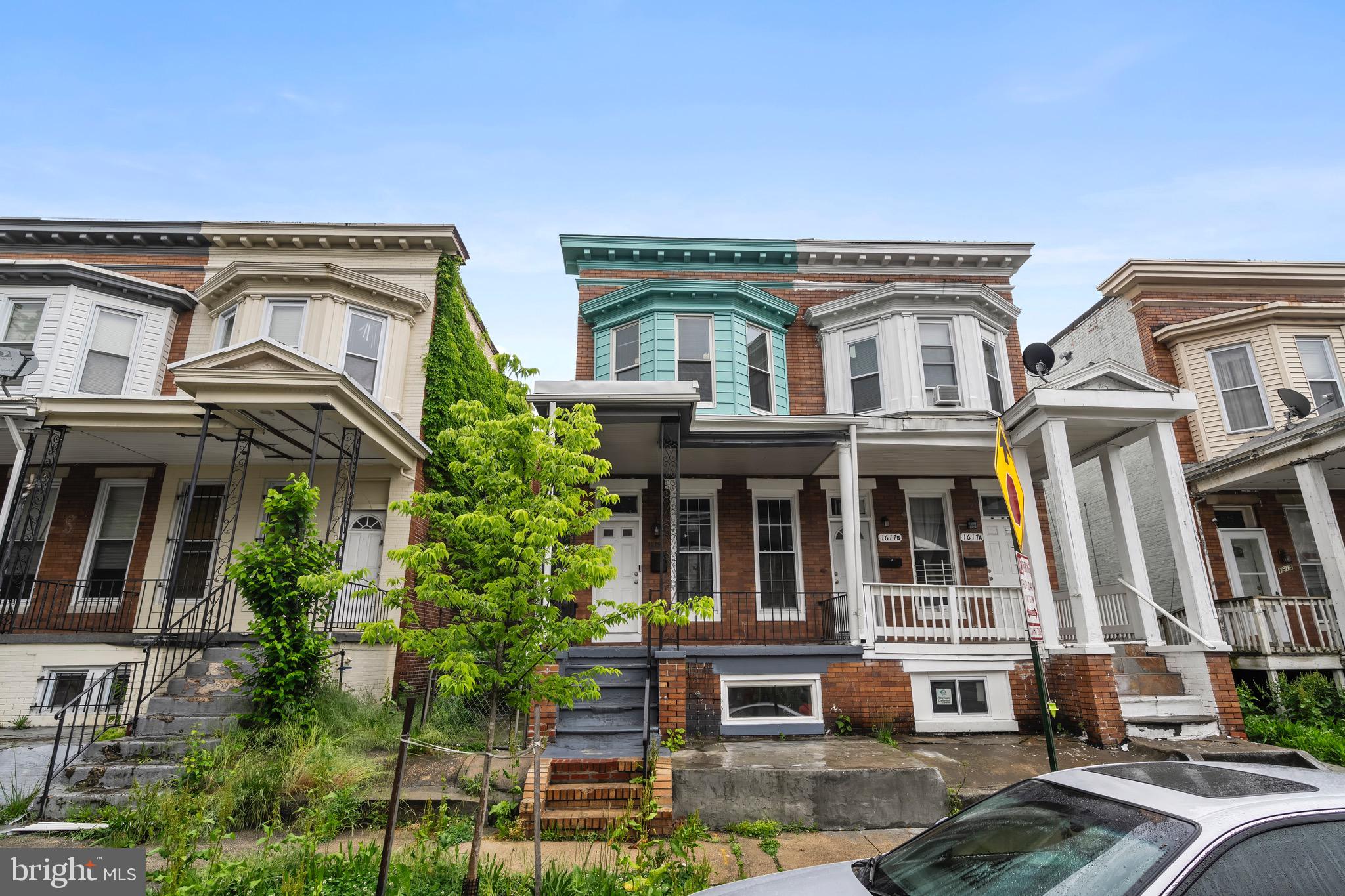 Attention investors!! Are you looking to pick up an income generating property? This could be the one for you Property currently occupied. Tenant is paying $2,180 a month.