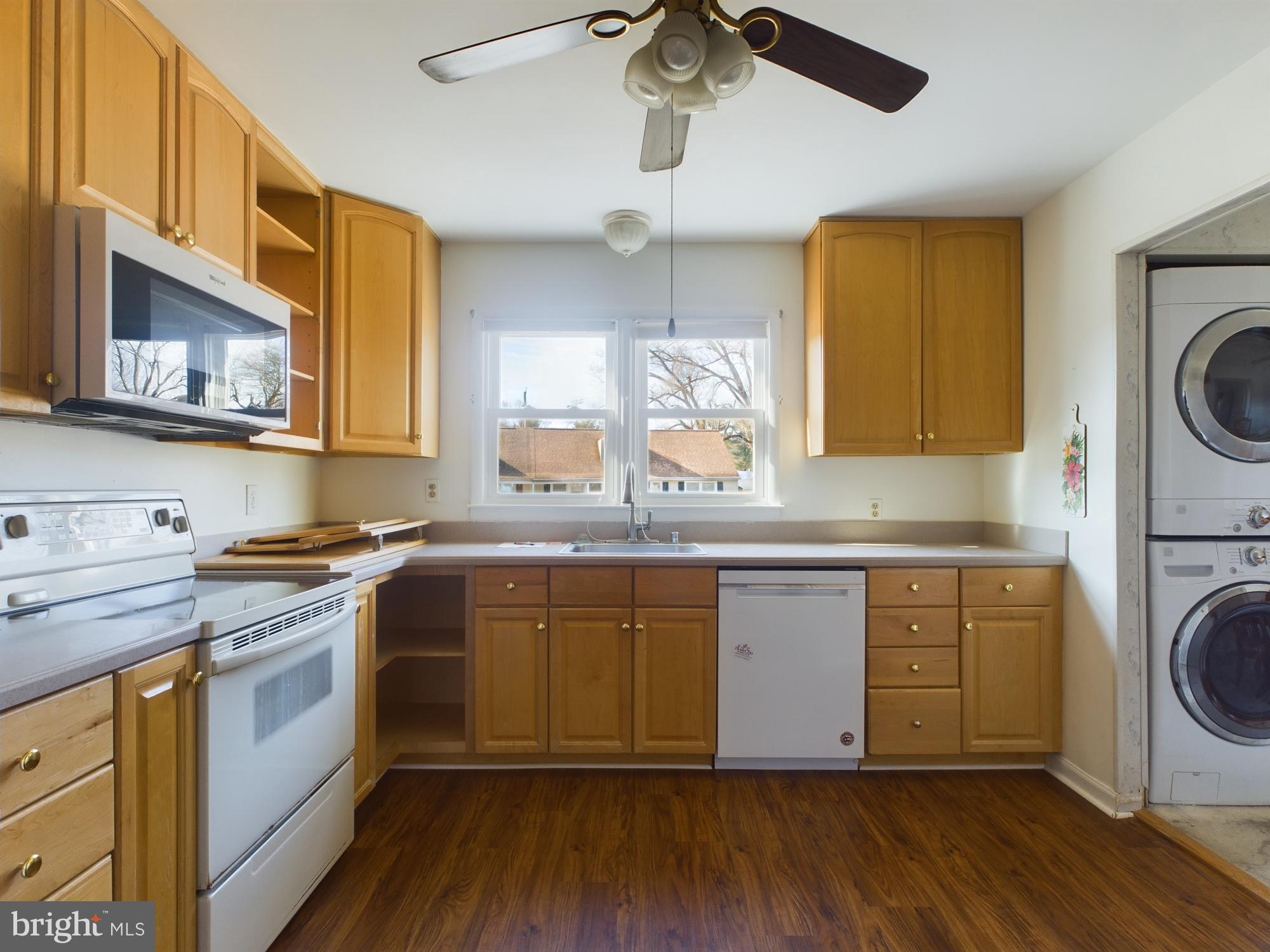 HALLMARK MANOR - Residential