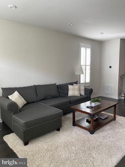 OLDHAM CROSSING - Residential Lease