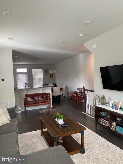 OLDHAM CROSSING - Residential Lease