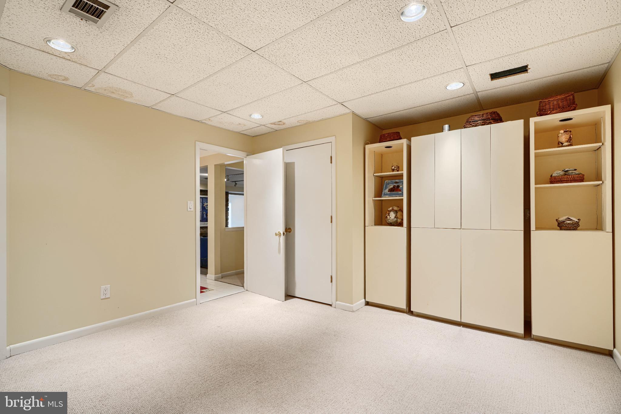 HOLLY KNOLL - Residential