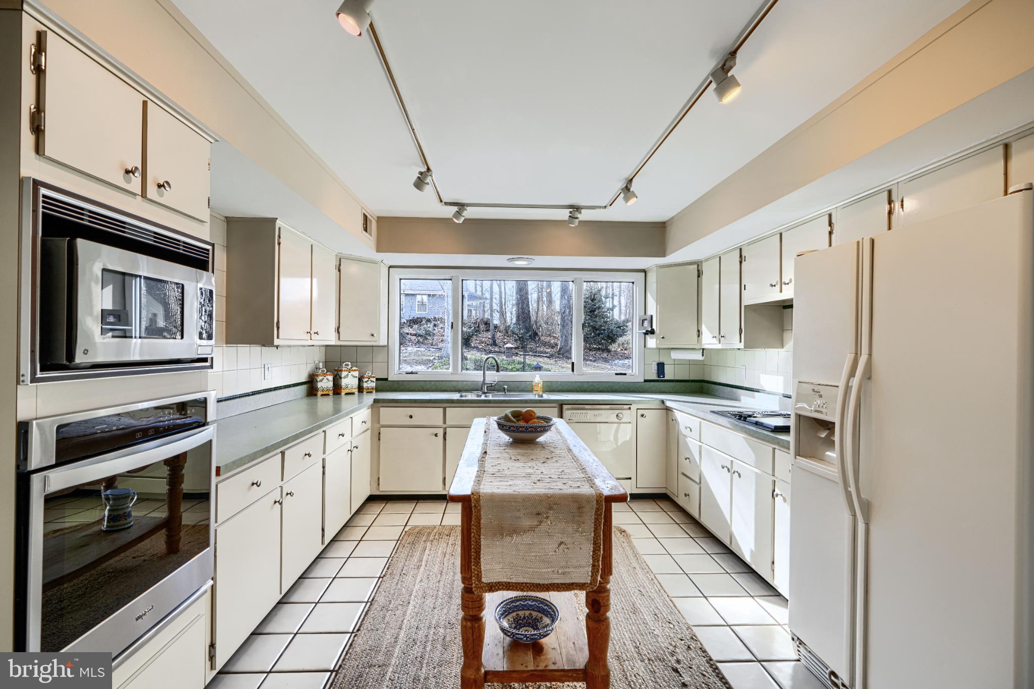 HOLLY KNOLL - Residential