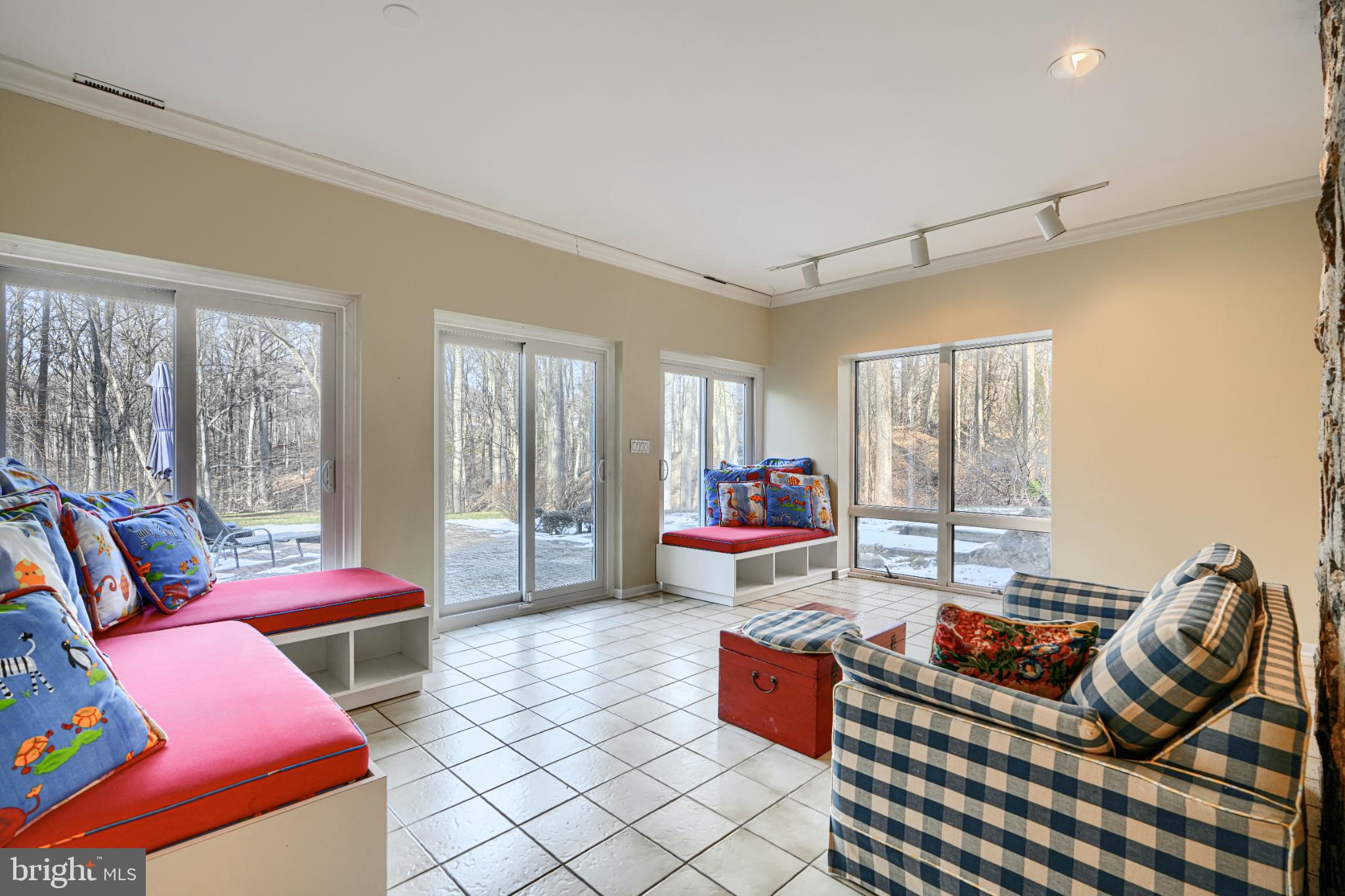 HOLLY KNOLL - Residential