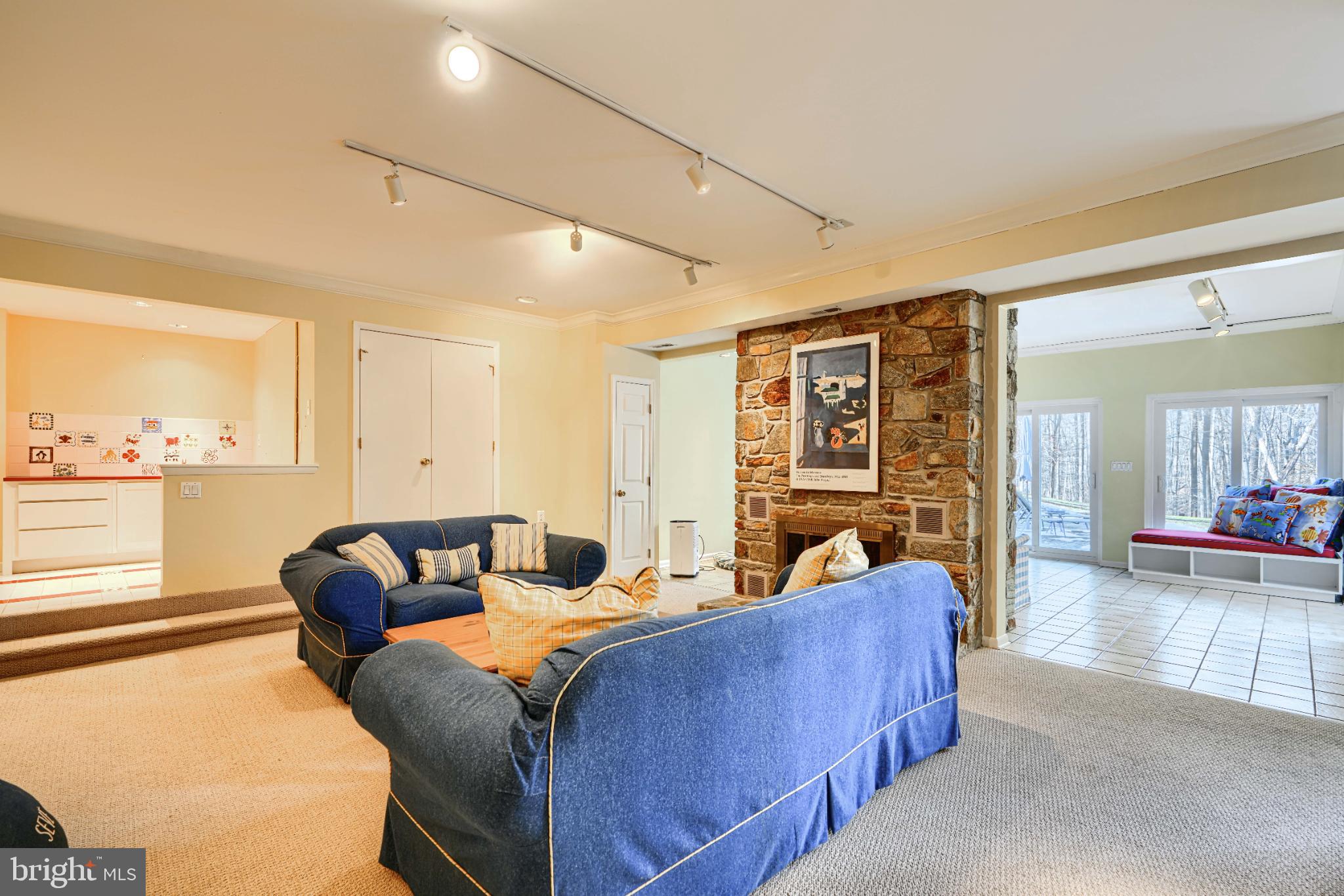 HOLLY KNOLL - Residential