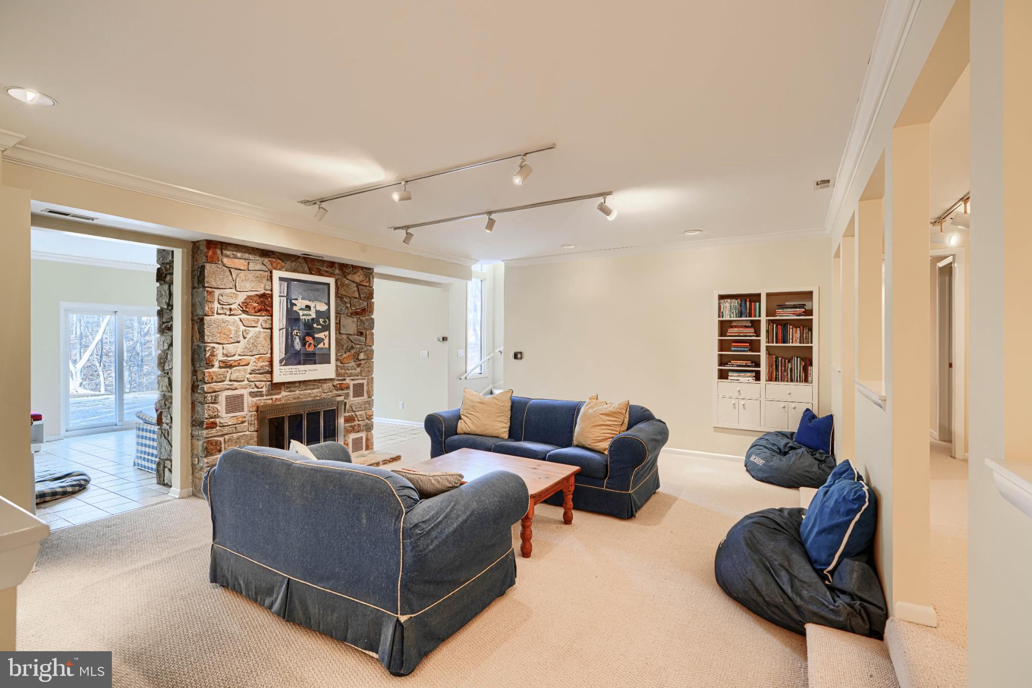 HOLLY KNOLL - Residential