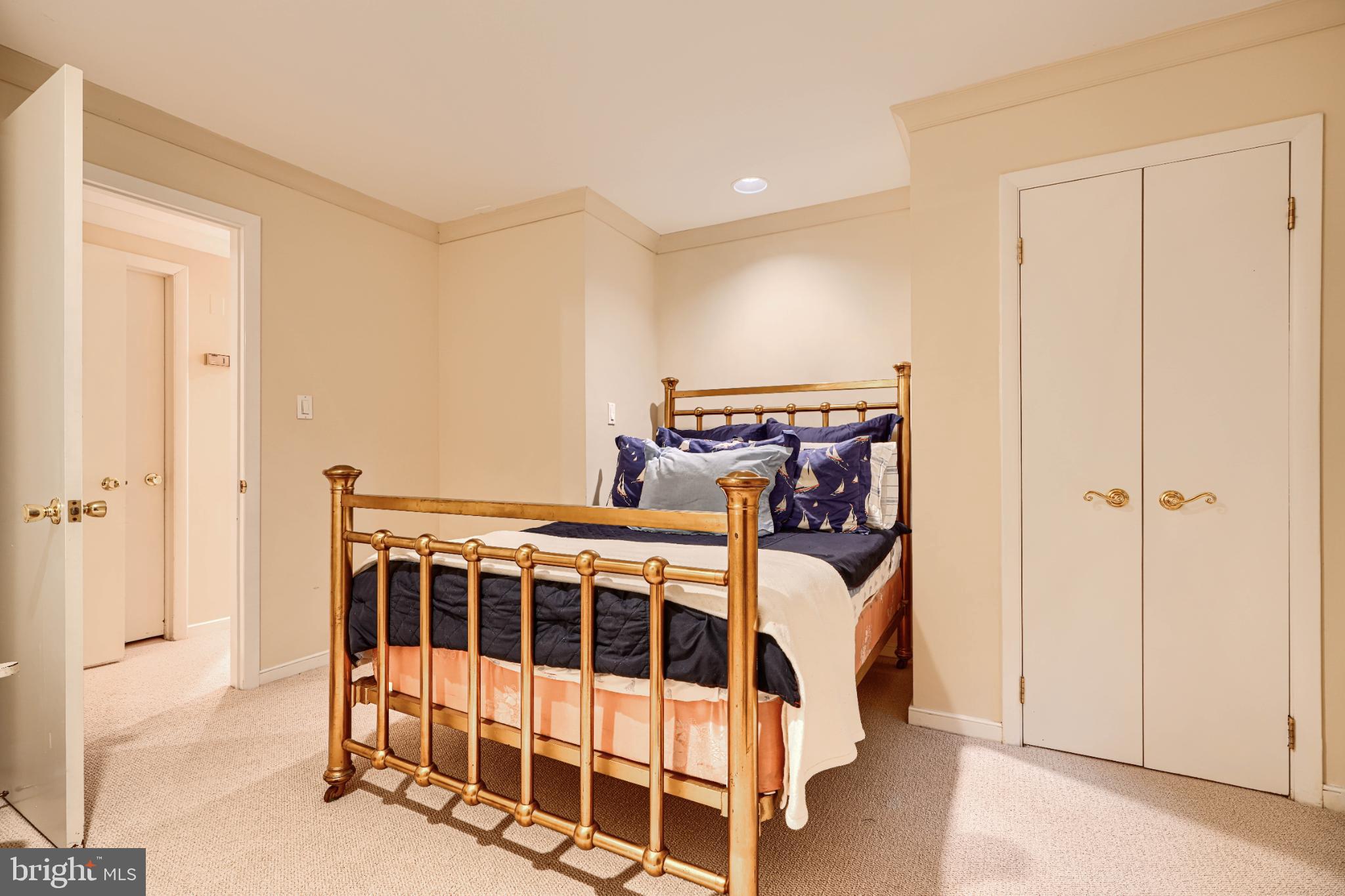 HOLLY KNOLL - Residential