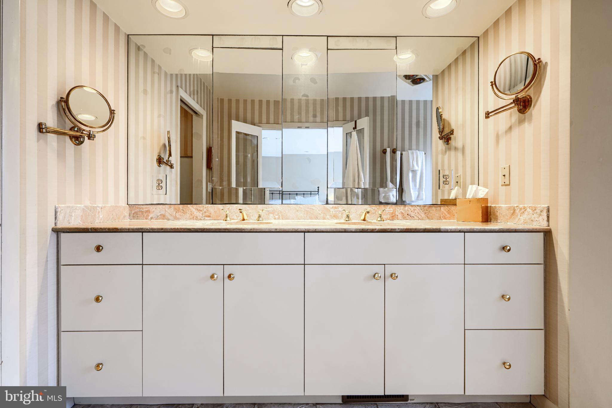 HOLLY KNOLL - Residential