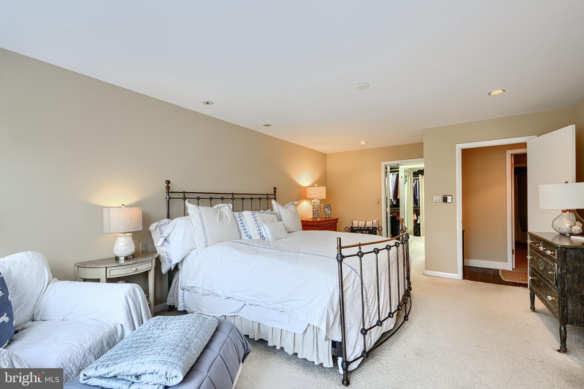 HOLLY KNOLL - Residential