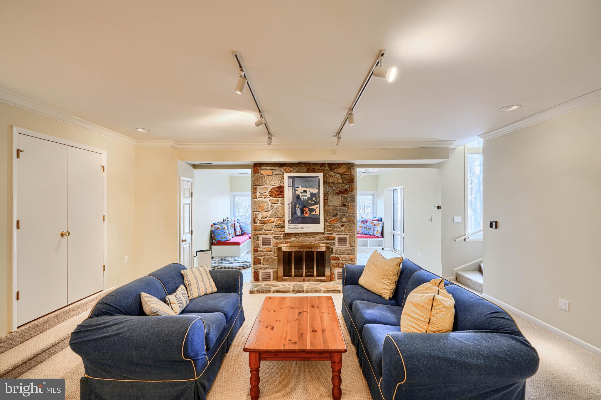 HOLLY KNOLL - Residential