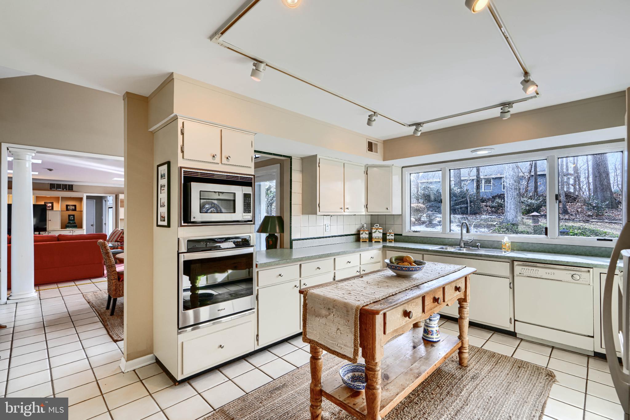 HOLLY KNOLL - Residential