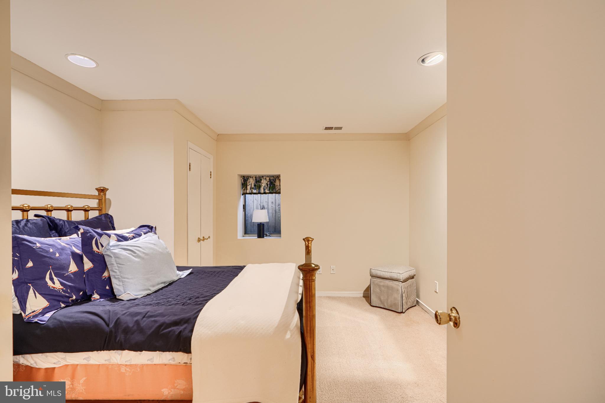 HOLLY KNOLL - Residential