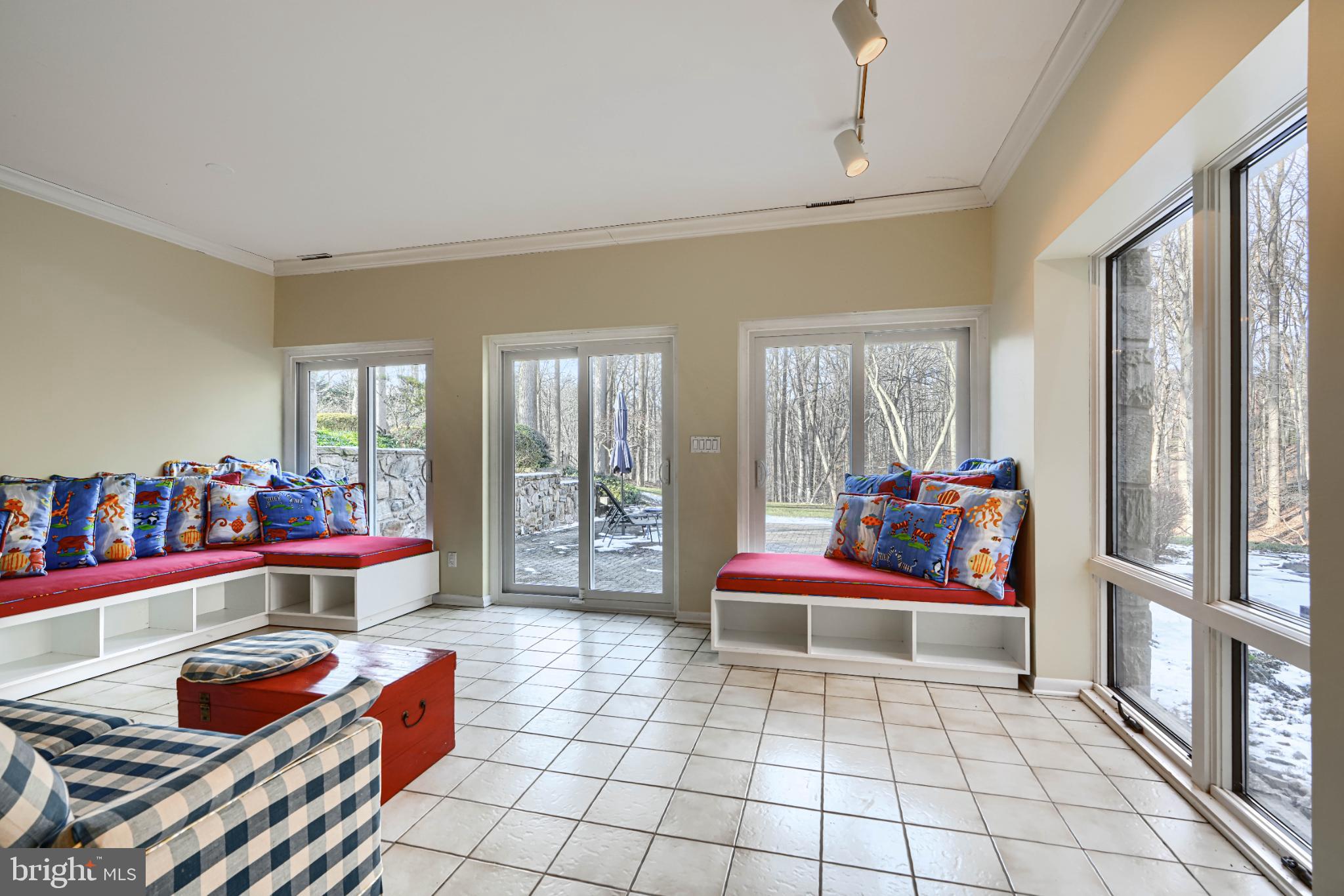 HOLLY KNOLL - Residential