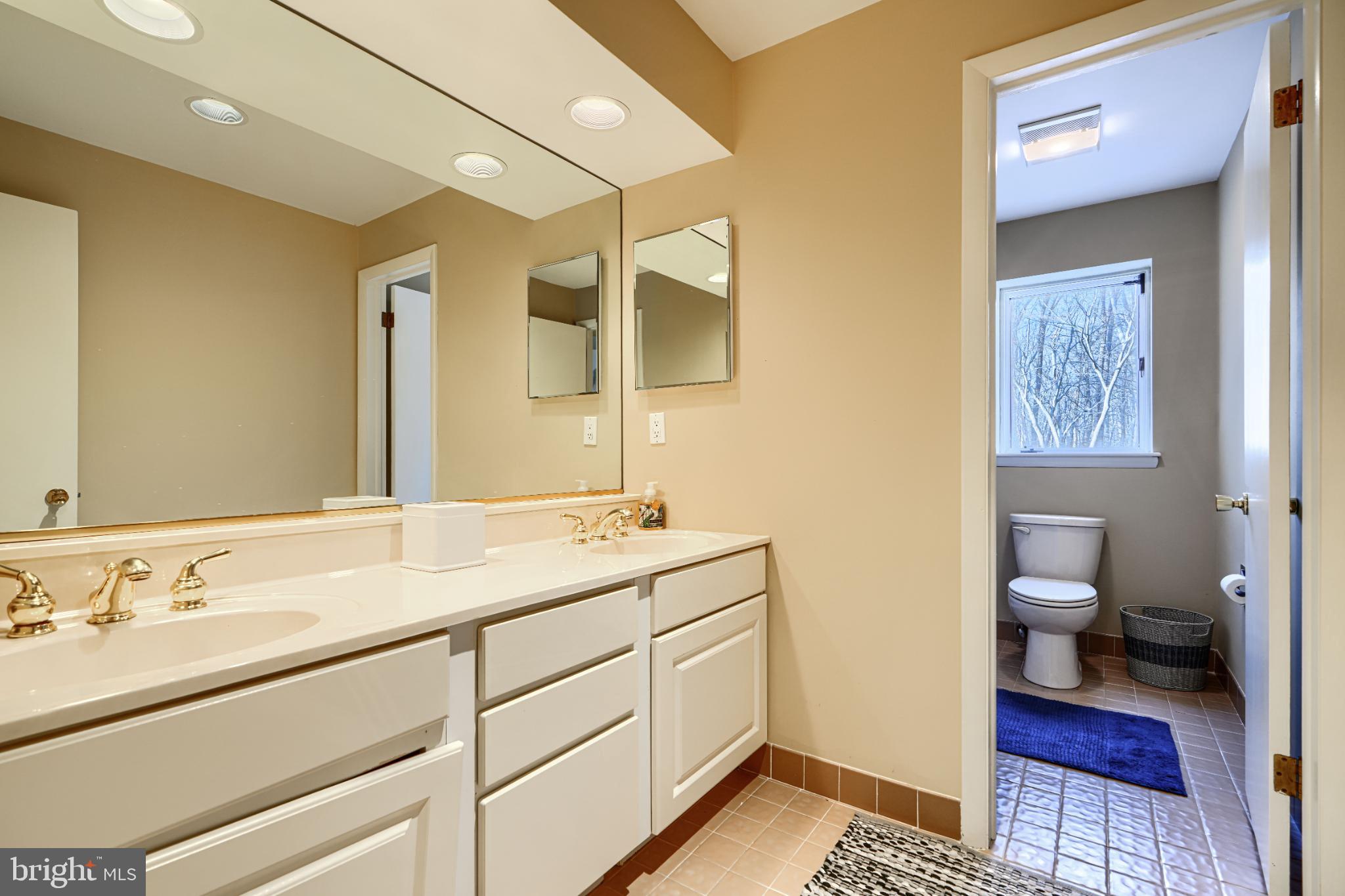 HOLLY KNOLL - Residential