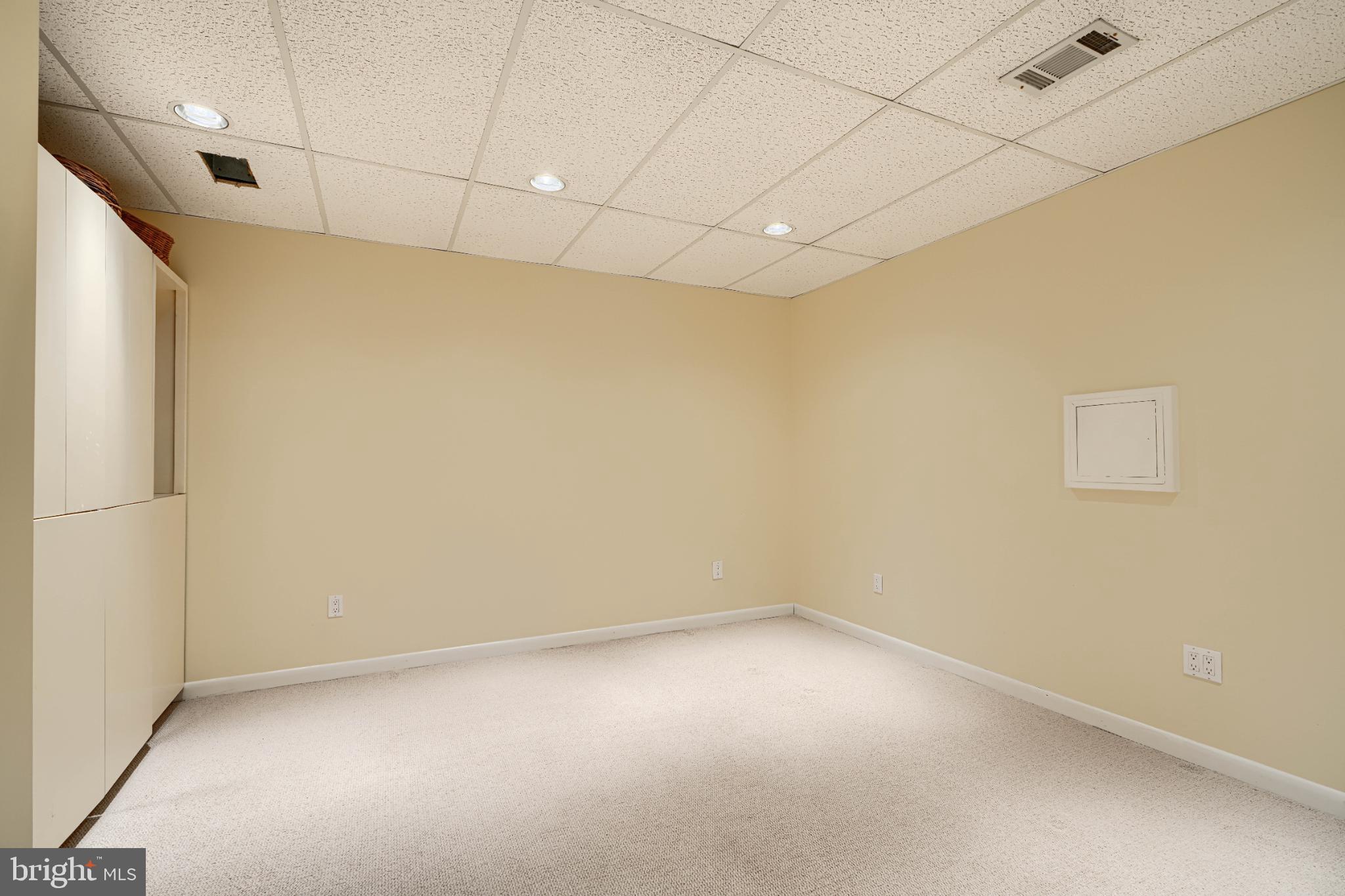 HOLLY KNOLL - Residential