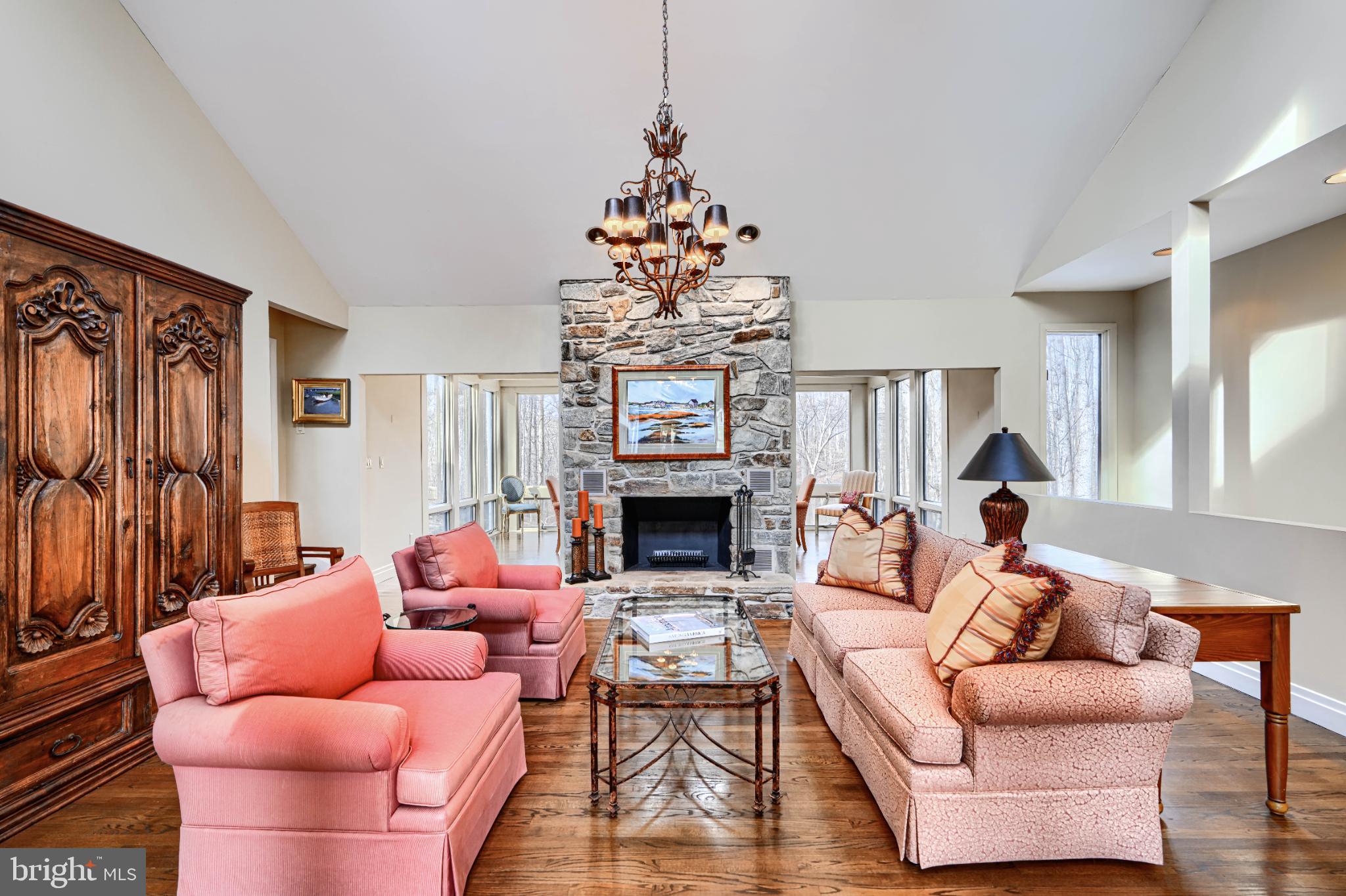 HOLLY KNOLL - Residential