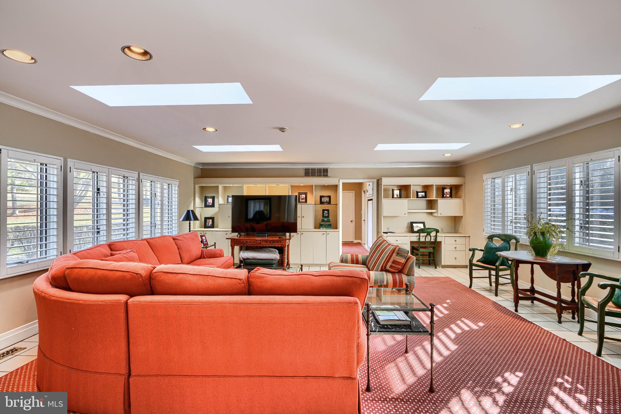 HOLLY KNOLL - Residential