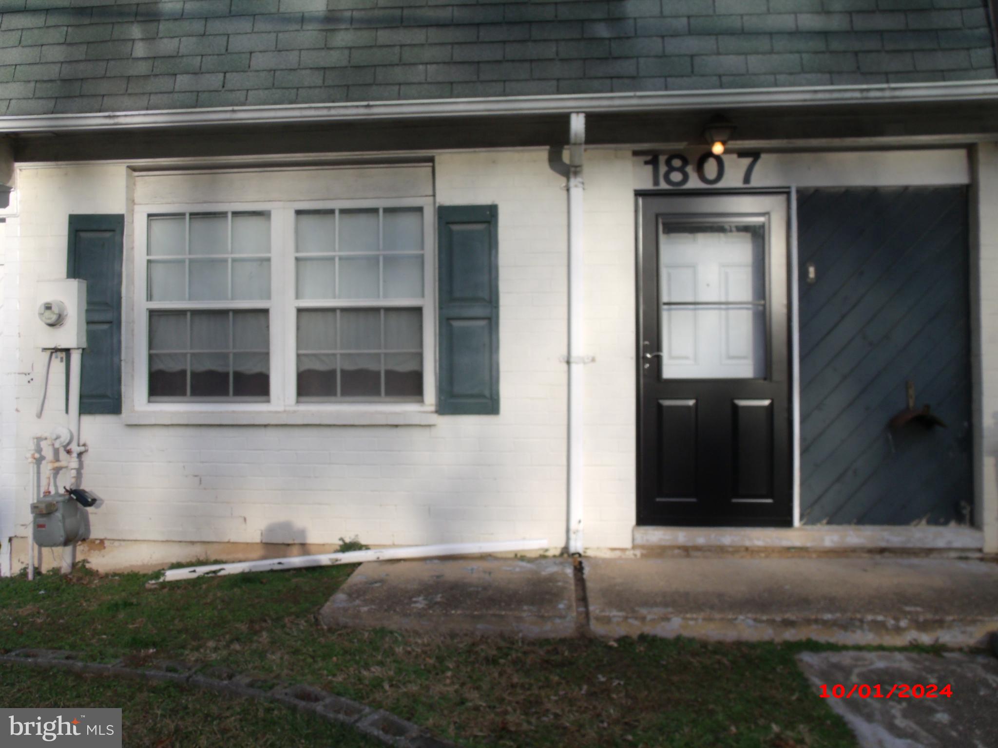 SELLER WILL DO NO REPAIRS !! PROPERTY SOLD STRICTLY AS -IS. NOT FHA APPROVED ! PLEASE LOCK BOTH DOORS. SELLER PREFERS COUNSEL TITLE FOR SETTLEMENT. THIS IS A SHORT SALE BEING PROFESSIONALLY DONE. SELLER HAS A APPROVED SHORT SALE LETTER FOR IMMEDIATE CLOSING AT THE LIST PRICE !!!