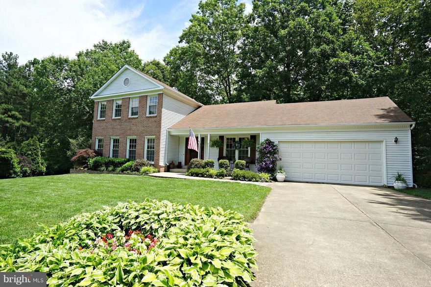 Exceptional value! Rarely available cut-de-sac lot at Huntsman Park and Lake.  Outstanding curb appeal! Huge deck overlooking gorgeous trees.  Gleaming and fully renovated gourmet kitchen.  New carpet and paint. Walkout lower level with full bath and bonus room.  Great location, less than ten minutes to the Springfield Metro.  Actual living area above grade is 2178 sft! Total finished sqf 2978!