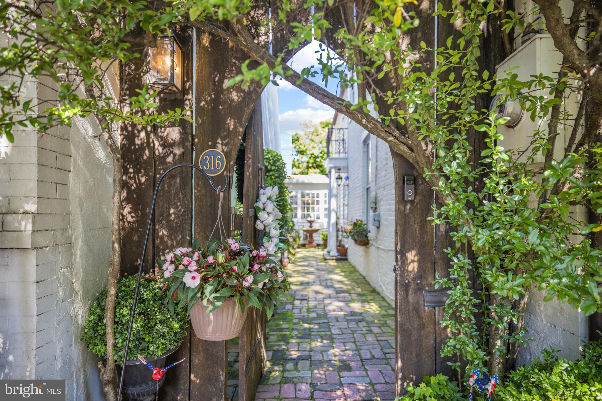 HISTORIC OLD TOWN - Residential Lease